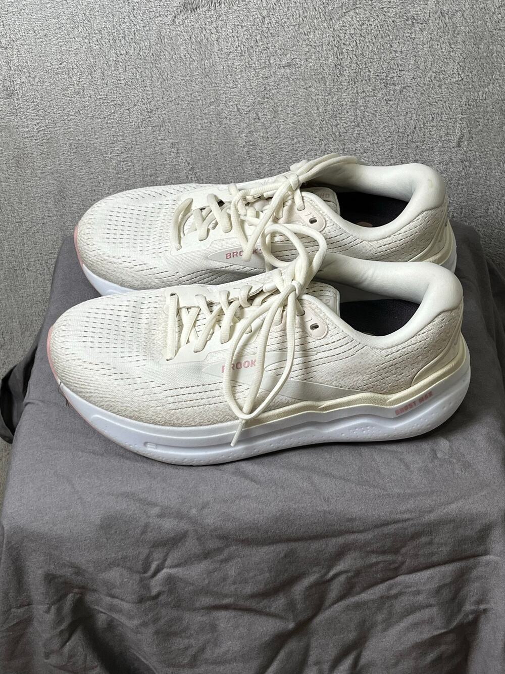 Brooks Ghost Max 2 Running Shoes Women's 9 2E Extra Wide White Pink Sneakers